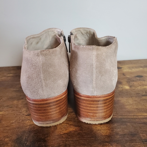Grey City Suede Western Style Booties - Picture 3 of 6